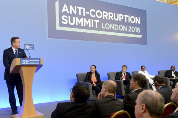 David Cameron นายกรัฐมนตรีอังกฤษ กับบทบาท Moderator ในเวที The Anti-Corruption Summit 2016 ณ กรุงลอนดอน ที่มาภาพ : http://www.humanosphere.org/wp-content/uploads/2016/05/26938730076_69f9e5aa33_b.jpg 