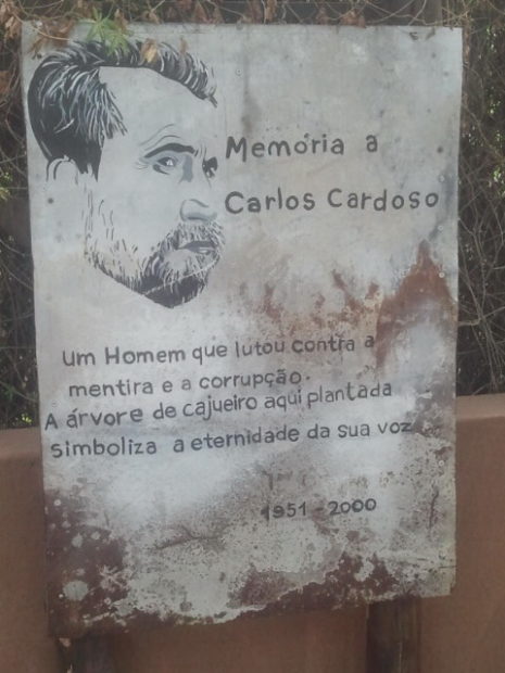 ภาพรำลึกถึง Carlos Cardoso นักหนังสือพิมพ์ผู้กลายเป็นตำนานของโมซัมบิค ที่มาภาพ  : https://en.wikipedia.org/wiki/Carlos_Cardoso_(journalist)#/media/File:Memoria_Carlos_ Cardoso.jpg 