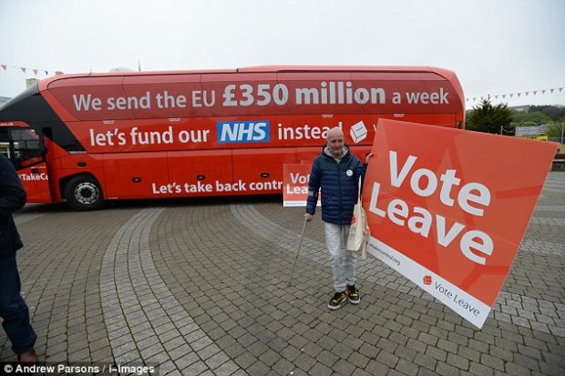 ที่มาภาพ : http://i.dailymail.co.uk/i/pix/2016/05/11/12/340824BA00000578-0-The_Vote_Leave_campaign_bus_pictured