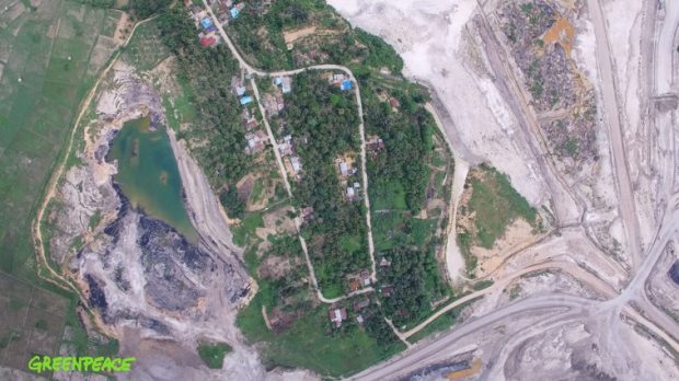 หมู่บ้านเคอตาบัวนาที่ถูกเหมืองถ่านหินขนาบทั้ง 2 ข้าง