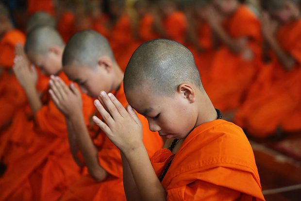 ที่มาภาพประกอบ : http://www.ibtimes.co.uk/thai-boys-makeup-shave-heads-eyebrows-become-buddhist-novices-1444088