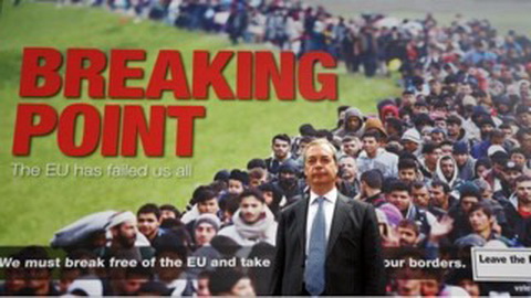 Nigel Farage เเละโปสเตอร์ของ “Leave” campaign