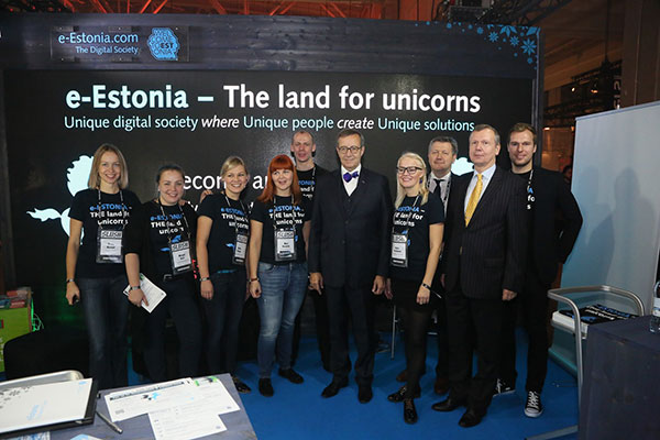 ประธานาธิบดี ทูมัส อิลเวส กับทีมงานบางส่วนของ e-Estonia ที่มาภาพ: http://www.workinestonia.com/