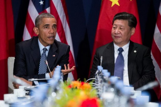 นายบารัค โอบามา ประธานาธิบดีประเทศสหรัฐอเมริกา(ซ้าย)และนายสีจิ้นผิง ประธานธิบดีประเทศจีนที่มาภาพ : http://www.usnews.com/news/politics/articles/2016-03-29/obama-seeing-china-leader-as-south-china-sea-tensions-rise