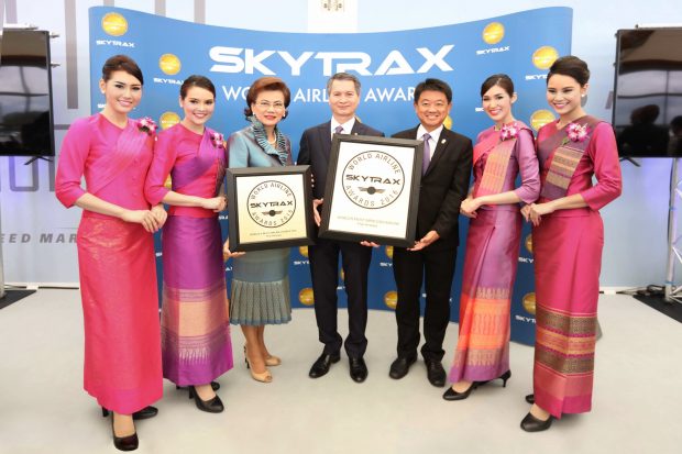 นายจรัมพร โชติกเสถียร (ที่ 4 จากซ้าย) กรรมการผู้อำนวยการใหญ่ บริษัท การบินไทย จำกัด (มหาชน) รับมอบรางวัลสายการบินยอดเยี่ยมของโลกจากสกายแทรกซ์ ประจำปี 2016 โดยการบินไทยได้รับ        2 รางวัล ได้แก่ รางวัลอันดับที่ 1 ประเภทสายการบินที่มีการปรับปรุงคุณภาพการบริการดีขึ้นมากที่สุด (World’s Most Improved Airline) และอันดับที่ 1 ประเภทสายการบินที่ให้บริการสปาเลาจน์ยอดเยี่ยม (World’s Best Airline Lounge Spa) นอกจากนี้ยังได้รับการจัดอันดับเป็น 1 ใน 3 สายการบินที่ให้บริการ      ยอดเยี่ยม ได้แก่ สายการบินที่ให้บริการอาหารสำหรับชั้นประหยัดยอดเยี่ยม (Best Economy Class Onboard Catering) สายการบินที่มีพนักงานให้บริการยอดเยี่ยมของเอเชีย (Best Airline Staff Service       in Asia) และสายการบินที่ให้บริการภาคพื้นที่สนามบินยอดเยี่ยม (World's Best Airport Services) โดยมี      นายณรงค์ชัย ว่องธนะวิโมกษ์ (ที่ 5 จากซ้าย) รองกรรมการผู้อำนวยการใหญ่สายการเงินและการบัญชี      และนางภัครา เรืองสิรเดโช (ที่ 3 จากซ้าย) รักษาการผู้อำนวยการใหญ่ฝ่ายบริการลูกค้าภาคพื้น บริษัท          การบินไทยฯ ร่วมรับมอบรางวัล ณ เมืองฟาร์นโบโรห์ สหราชอาณาจักร 