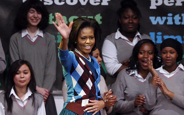 เมื่อ 8 ปีก่อนหน้านี้ Michelle เธอไปเยี่ยมโรงเรียนรัฐบาลหญิงในลอนดอน ชื่อ Elizabeth Garrett Anderson School ที่มาภาพ : http://i.telegraph.co.uk/multimedia/archive/03340/obama_3340378b.jpg