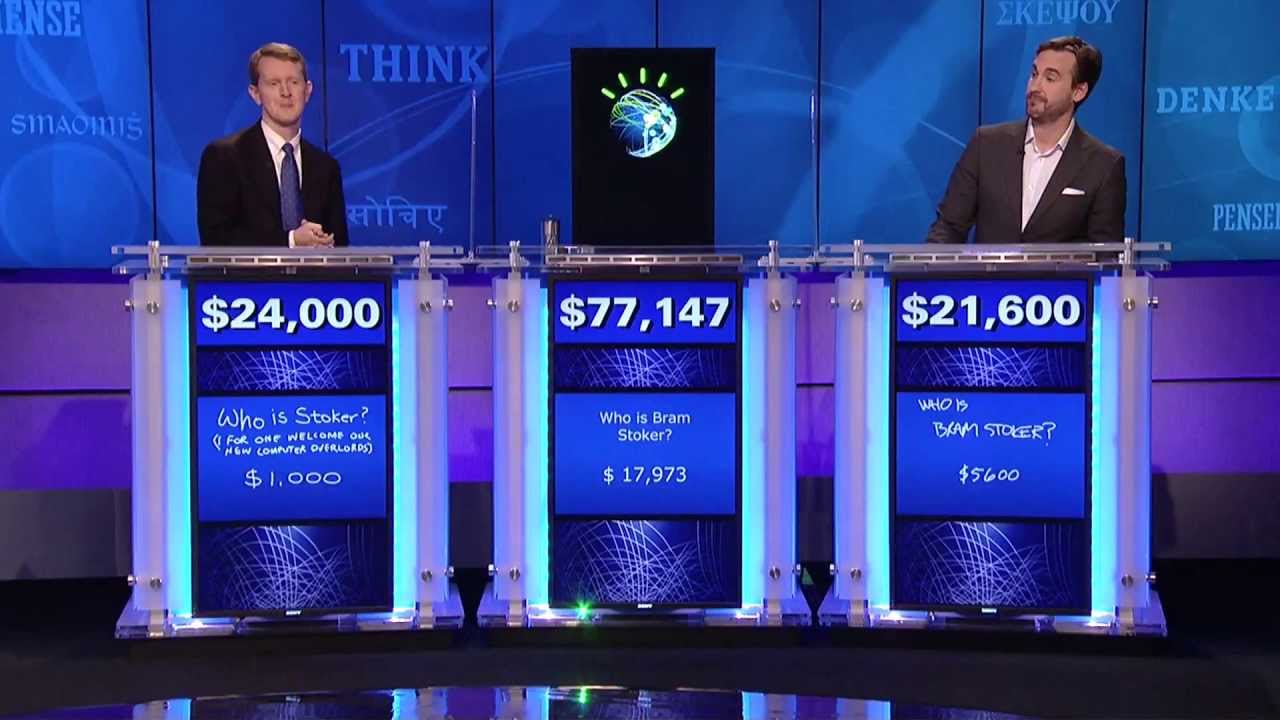 บรรยากาศการแข่งรายการ Jeopardy! ระหว่างวัตสันกับแชมป์ที่เป็นมนุษย์ ที่มาภาพ: https://www.youtube.com/watch?v=P18EdAKuC1U