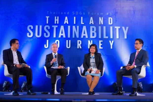 เสวนา Thailand SDGs: From commitment to action โดยนายรพี สุจริตกุล เลขาธิการ สำนักงานคณะกรรมการกำกับหลักทรัพย์และตลาดหลักทรัพย์ (ก.ล.ต.)(ที่2 จากซ้าย), ดร.เศรษฐพุฒิ สุทธิวาทนฤพุฒิ ประธานกรรมการบริหาร สถาบันอนาคตไทยศึกษา (ขวาสุด) , นางสาวลดาวัลย์ คำภารองเลขาธิการ คณะกรรมการพัฒนาการเศรษฐกิจและสังคมแห่งชาติ (สศช.)(ที่20kd-;kX, และ ดร.บัณฑูร เศรษฐศิโรตม์ ผู้อำนวยการ สถาบันธรรมรัฐเพื่อการพัฒนาสังคมและสิ่งแวดล้อม(ซ้ายสุด) เป็นผู้ดำเนินรายการ 