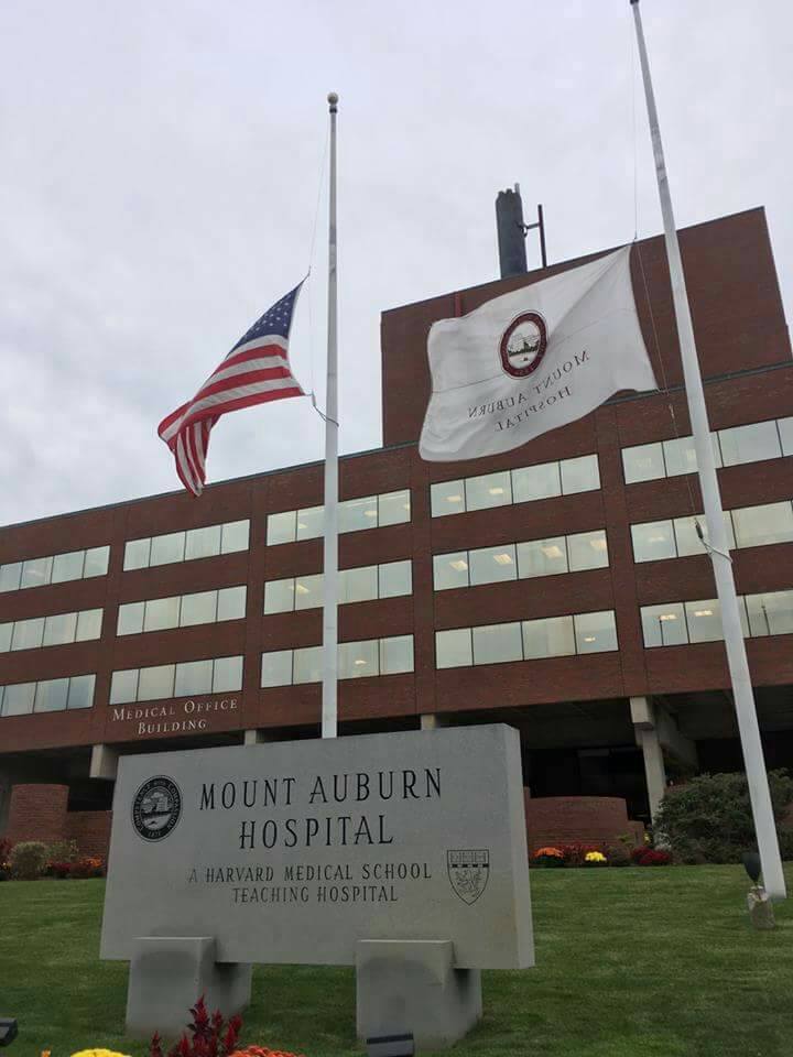 โรงพยาบาล-Mount-Auburn สถานที่ประสูติของในหลวงรัชกาลที่ 9 ทำการลดธงสหรัฐฯลงครึ่งเสาเพื่อถวายความอาลัย ที่มาภาพ : ธัญญ์ อ่อนวิมล