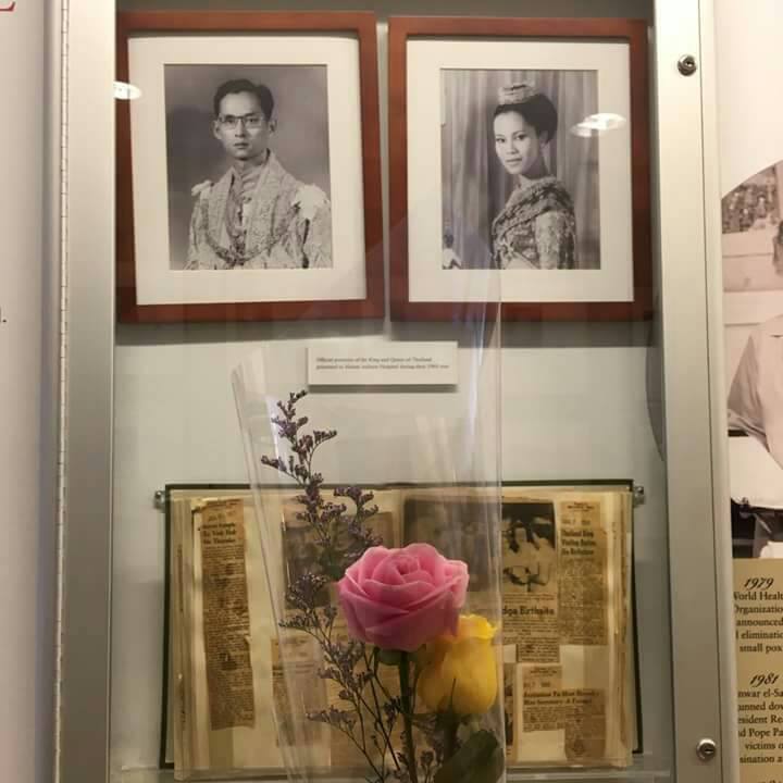 ภาพประวัติของในหลวงรัชกาลที่ 9 ที่โรงพยาบาลเก็บไว้ ที่มาภาพ : ธัญญ์ อ่อนวิมล