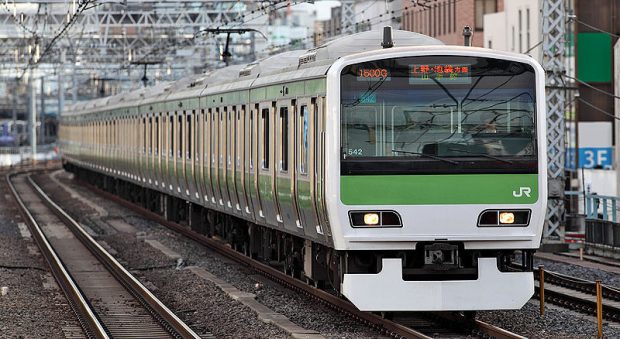 Yamanote Line เป็นรถไฟฟ้าสายสีเขียว ที่มาภาพ : https://commons.wikimedia.org/wiki/File:JR_East_E231_series_EMU_521.JPG