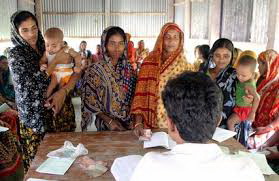 สมาชิกของ Grameen Bank มีการประชุมในหมู่บ้านทุกสัปดาห์ เพื่อชำระเงินกู้