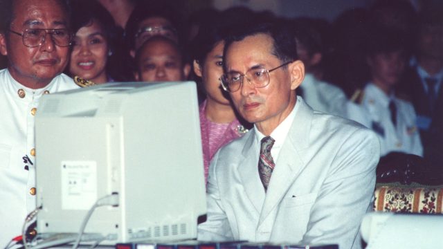 ในช่วงทศวรรษ 2530 แสดงพระอัจฉริยภาพด้านการคอมพิวเตอร์โดยการออกแบบโปรแกรมประดิษฐ์อักษรเทวนาครี