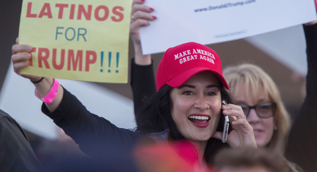 ผู้หญิงและชาวอเมริกาใต้ (ลาติโน่) ที่นางฮิลลารี หวังพึ่งกลับเลือกนายทรัมป์มากกว่าที่คาดการณ์ไว้ ที่มาภาพ: http://www.politico.com/story/2016/06/donald-trump-hispanic-voters-223845