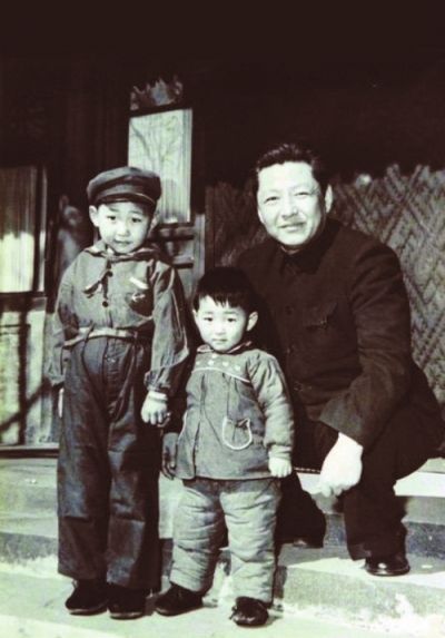 สีจิ้นผิง เมื่ออายุ 5 ขอบ ถ่ายภาพร่วมกับบิดาและน้องชาย ที่มาภาพ : https://upload.wikimedia.org/