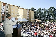 ประธานาธิบดี ลูล่า กล่าวปราศัยต่อคนบราซิลที่ได้รับเงินช่วยจาก Bolsa Familia ที่มาภาพ : wikipedia