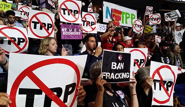 การต่อต้าน TPP ในสหรัฐอเมริกา ที่มาภาพ : https://popularresistance-uploads.s3.amazonaws.com/uploads/2016/08/2016_0810delegation-e1470915762242.jpg