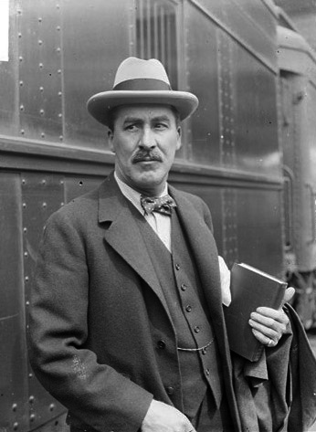 เฮาเวิร์ด คาร์เตอร์ (1874-1939) นักโบราณคดีชางอังกฤษ ผู้ขุดพบสุสานตุตันคามุนในปี 1922 ที่มาภาพ : https://upload.wikimedia.org/wikipedia/commons/2/24/Howard_carter.jpg