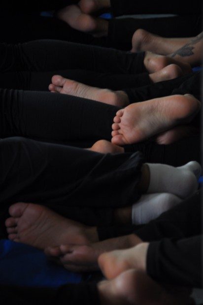 สภาพเท้าของผู้ต้องขังหญิงขณะนอนที่ต้องสับและเกยกันไปมาเนื่องจากมีพื้นที่ที่จำกัดมาก
