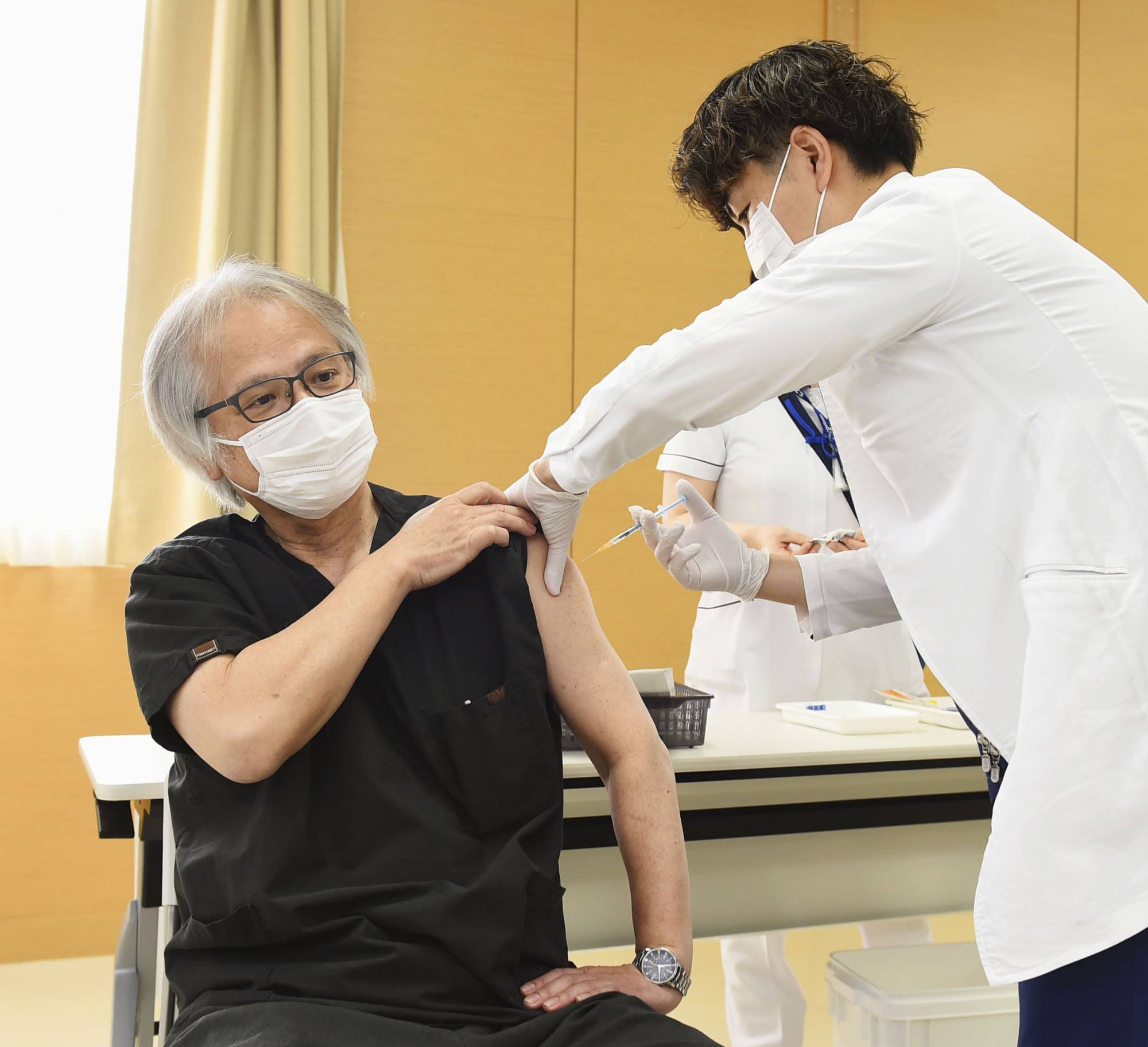 Вакцины японии. Вакцинирование в Японии. Вакцинация в Японии. Вакцинация в Японии одежда. Мухи в Японии.